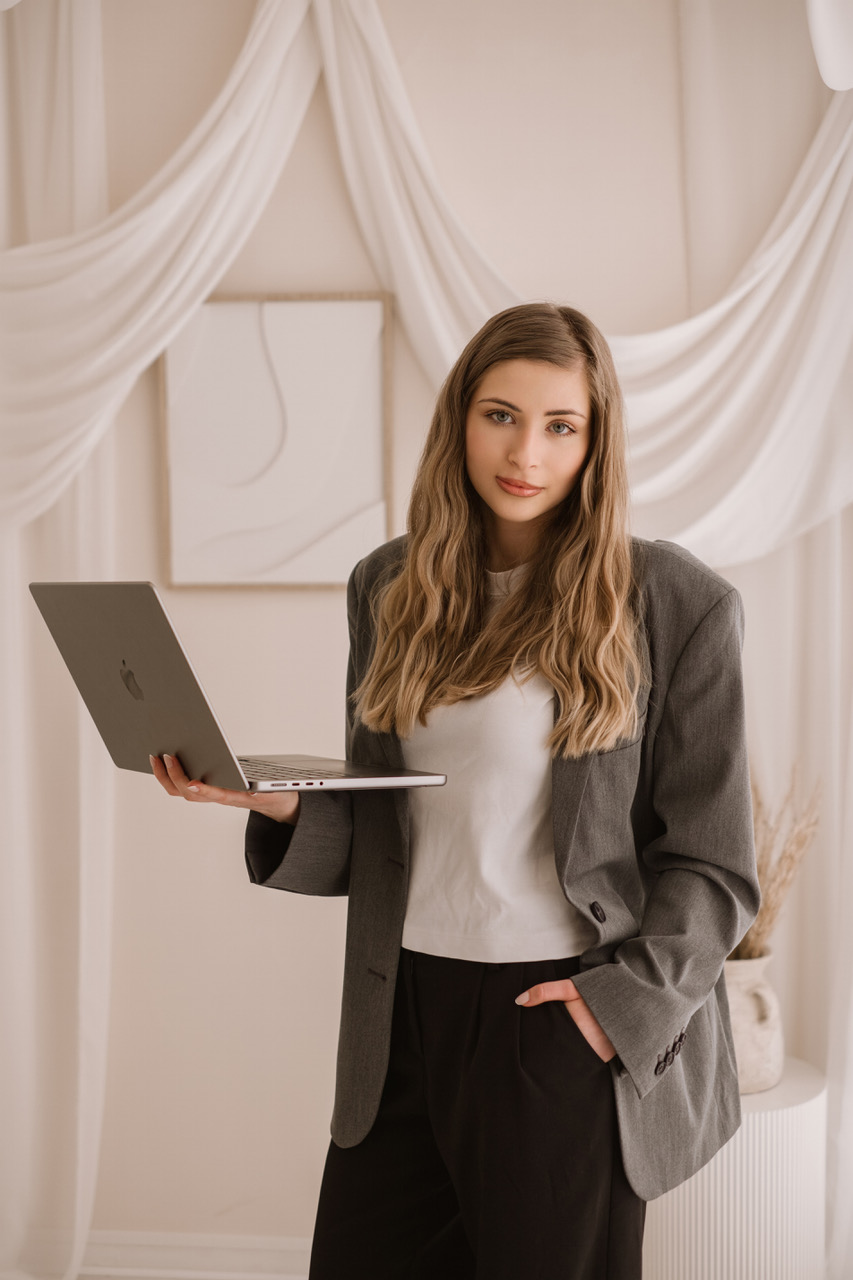 Marion Baltus, ordinateur portable à la main